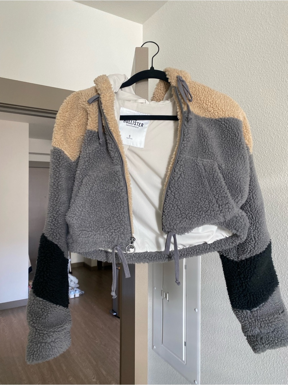Hollister Colorblock Cropped Sherpa Jacket in Gray, Tan & Black